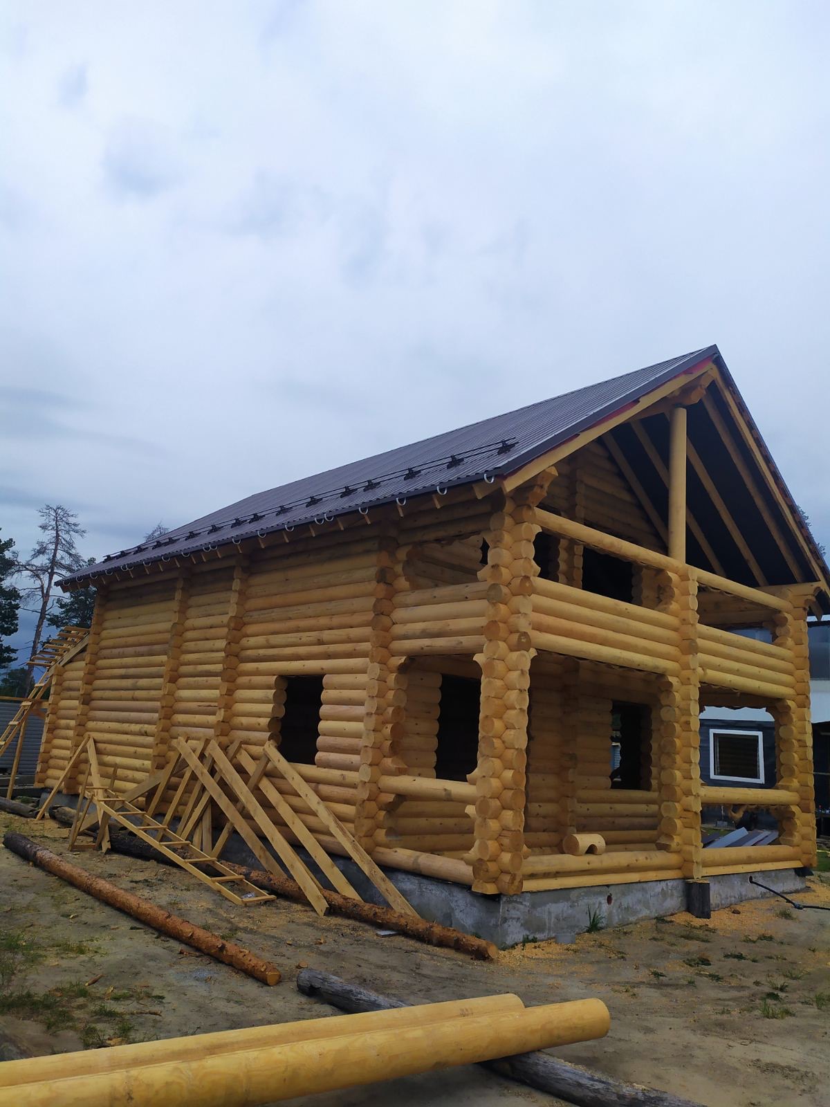 Строительство дома Оцилиндрованное бревно 260 мм г. Муравленко июнь 2022г